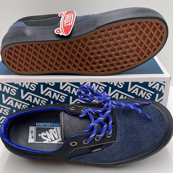 Vans Women’s Era VIt Lx
Hiker Dress Blues
VN0A4BNHLKZ
Sneakers - Picture 3 of 16